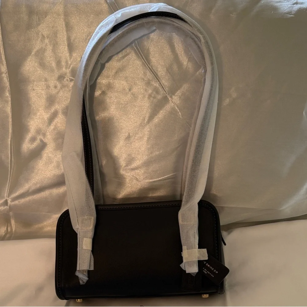 🖤🤎Coach NWT Black Swing Zip Shoulder Bag 20 with Brass Hardware - Picture 4 of 8